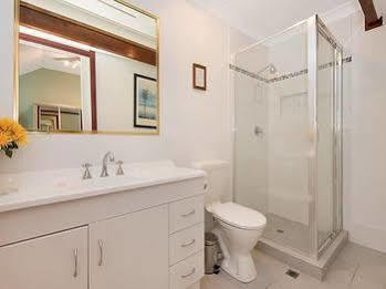 Ainslie Manor 3*